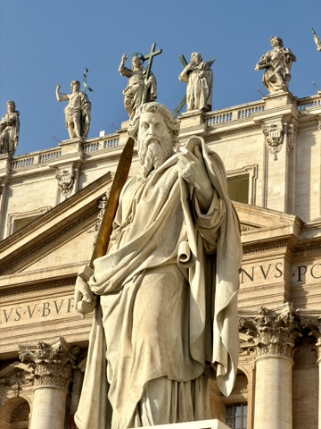 Statues outside St.Peter's basilica
